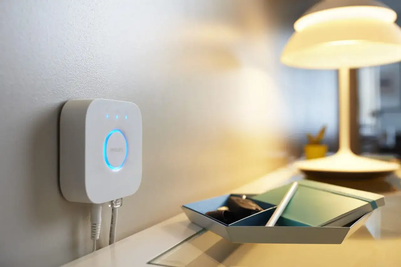 Philips Hue Bridge, das Herzstück für dein smartes Zuhause, verbindet deine Lampen über Zigbee.