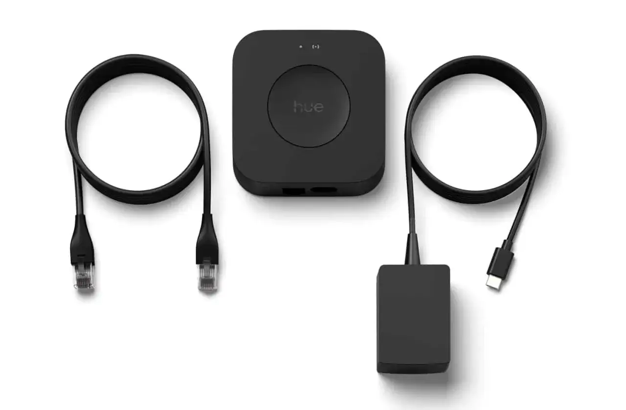 Philips Hue Bridge mit Ethernet-Kabel und Netzteil. Die Bridge ist das Herzstück für die Steuerung Ihrer Lampen und sorgt für eine zuverlässige Philips Hue Bridge Reichweite.