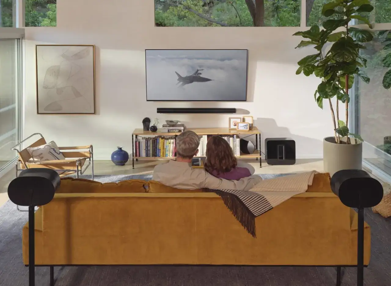 Ein Paar genießt einen Film mit Sonos-Sound und Apple Music.