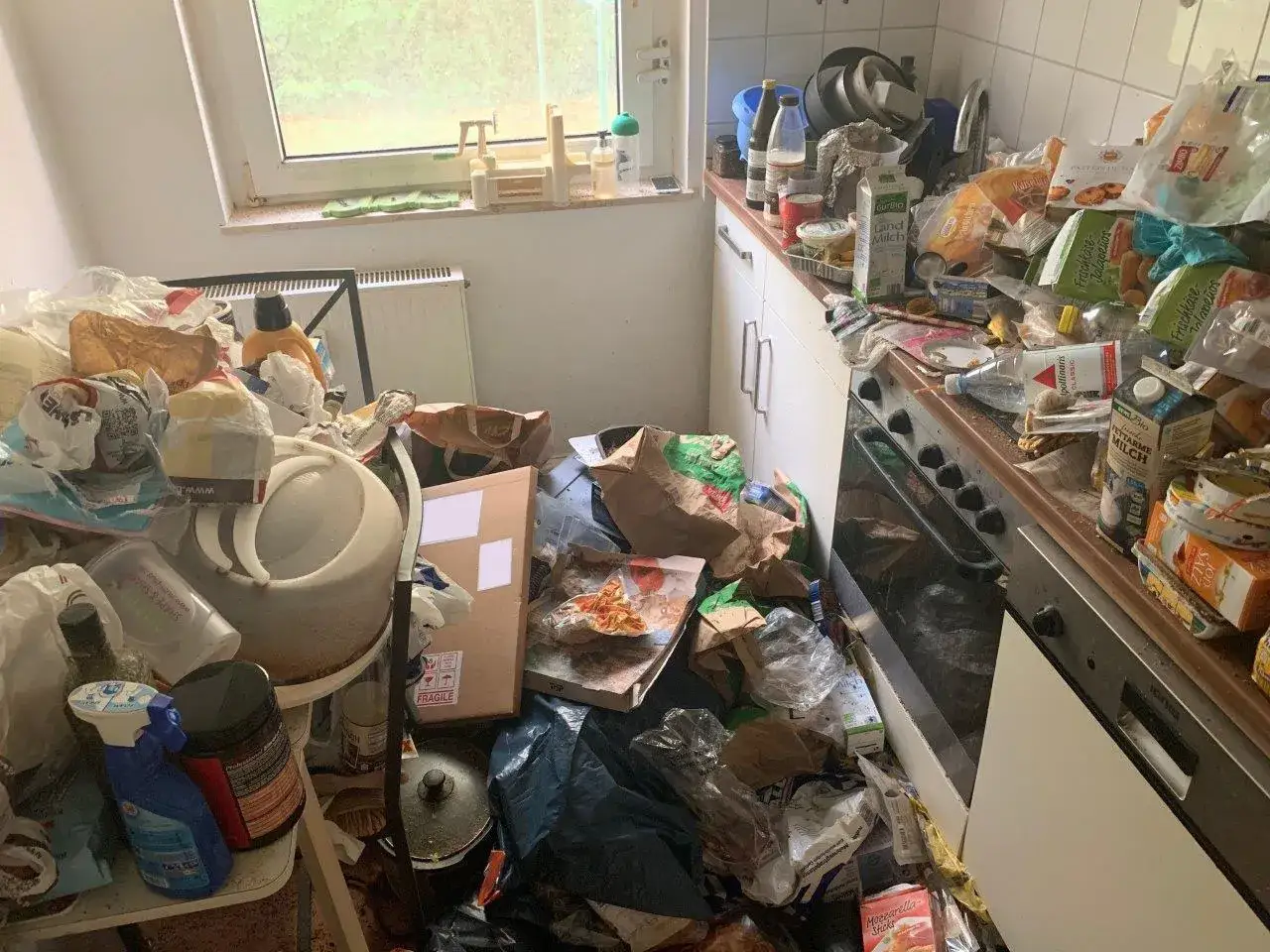 Chaos in der Küche, ein Hilferuf für eine Messie-Wohnung. Überall Müll, Lebensmittel und Verpackungen.
