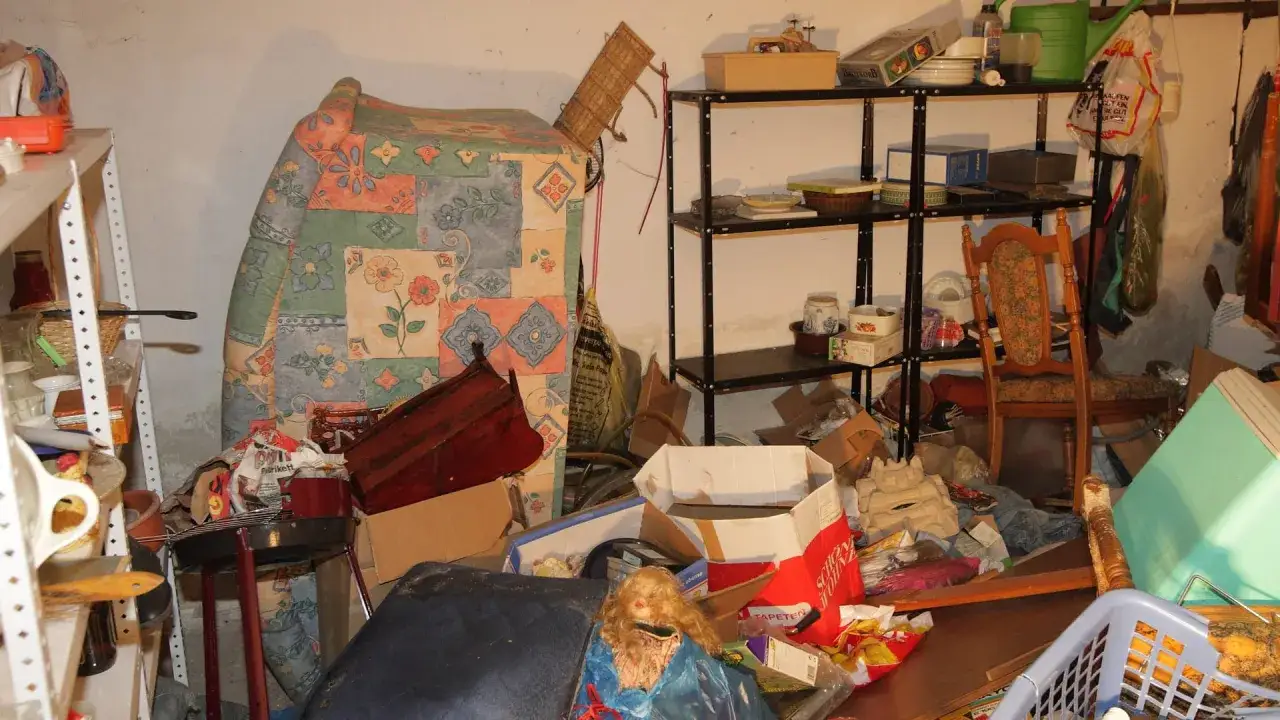 Chaos im Keller: Ab wann ist eine Wohnung verwahrlost? Hier stapeln sich Kartons, Möbel und Müll.