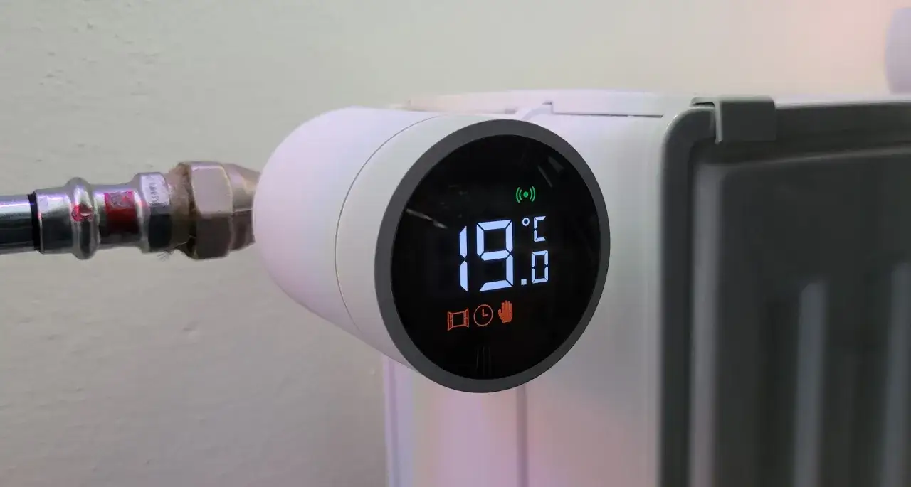 Ein programmierbarer Thermostat zeigt 19°C an. So stellen Sie ihn richtig ein für Komfort und Energieersparnis.
