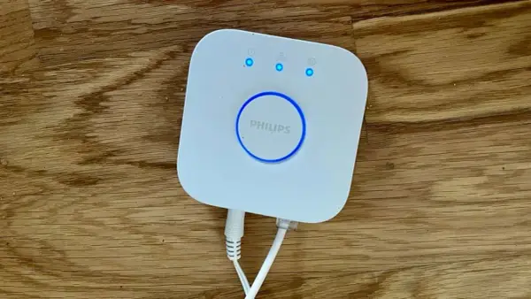 Philips Hue Bridge, das Herzstück für dein smartes Lichtsystem, nutzt Zigbee für die Verbindung.