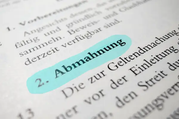 Ein Textauszug mit dem hervorgehobenen Wort "Abmahnung". Dies könnte ein wichtiger Schritt sein, wenn ein Vermieter eine Abmahnung verschickt.