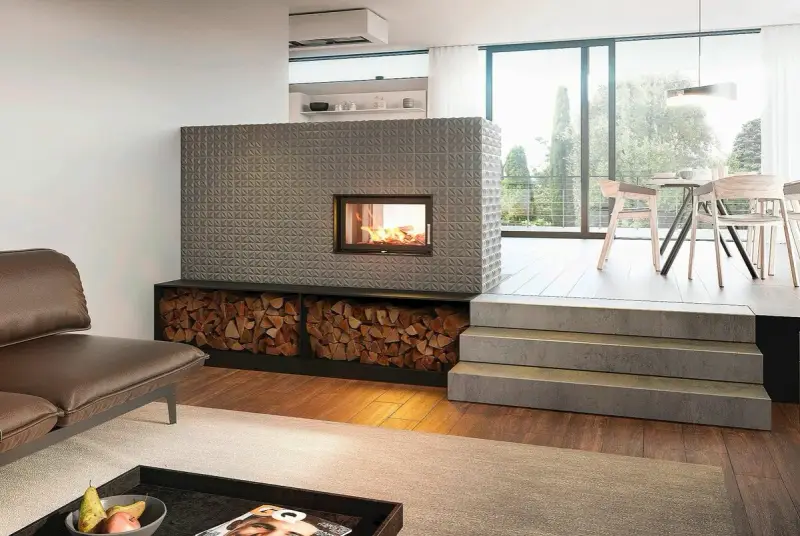 Ein moderner Kachelofen mit Feuerstelle und Holzvorrat. So funktioniert ein Kachelofen: Holz verbrennen, Wärme speichern, langsam abgeben.