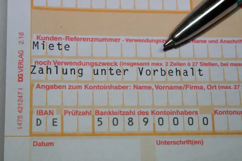 Zahlung der Miete unter Vorbehalt auf einem Formular. Ein Stift liegt bereit.